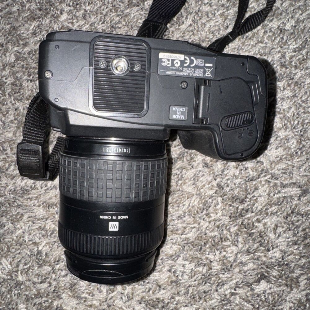 Olympus  E-500 DSLR Camera w/ 14-45mm - 401 And Charger - Picture 4 of 5